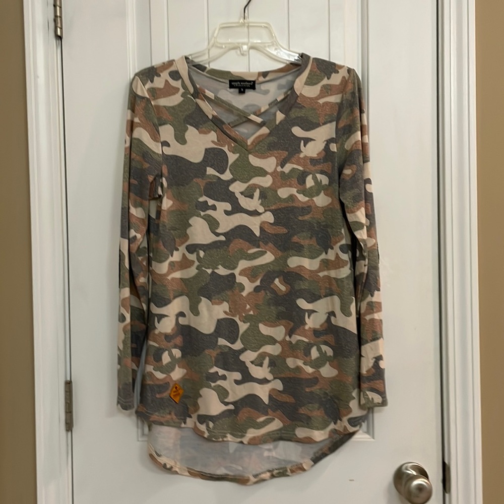 Womens small Simply Southern top in camo